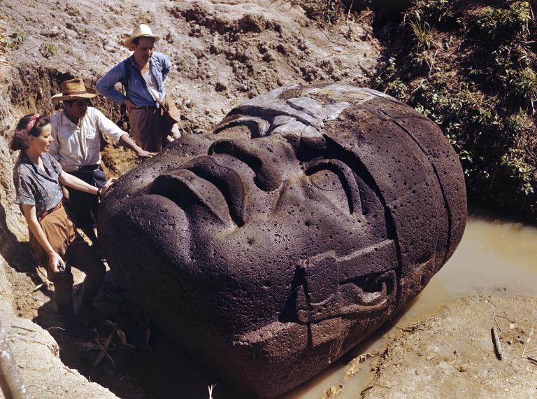 Man of La Venta: Các nhà khảo cổ học đang nghiên cứu một bức tượng đầu người khổng lồ thuộc nền văn minh Olmec tại La Venta, Mexico, vào năm 1947. Olmec là nền văn minh xuất hiện đầu tiên tại khu vực Trung Mỹ. Thông qua việc nghiên cứu về Olmec, các nhà khảo cổ đã phát hiện thêm nhiều bằng chứng quan trọng về giai đoạn phát triển của cả khu vực.
