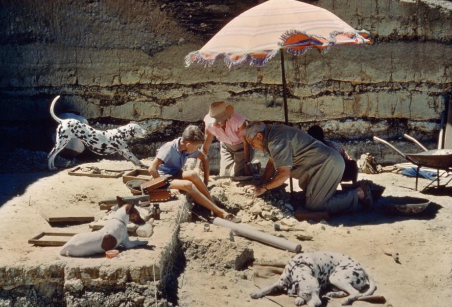 Bức ảnh ghi lại quá trình khai quật tìm kiếm di vật có liên quan đến Tông Người của nhà cổ nhân loại học Louis Leakey và gia đình tại Olduvai Gorge, Tanzania vào năm 1961.