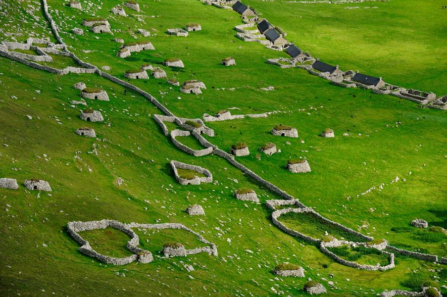 Bãi đá Shetland: Khung cảnh nhìn từ trên cao xuống của khu khảo cổ Jarlshof, đỉnh nam, quần đảo Shetland. Nơi đây được đánh giá cao nhờ phạm vi lịch sử rộng lớn với những di tích còn sót lại từ Thời kỳ Đồ đồng, trải qua thời người Viking cho đến đầu thế kỷ XVI. 