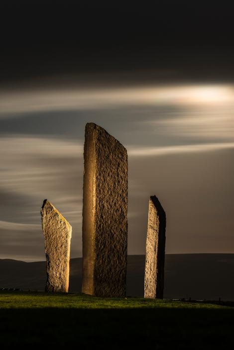 Đá đài Stenness: Đây là một công trình kiến trúc thuộc về thời kỳ đồ đá mới tại quần đảo Orkeny, Scotland, được xây dựng từ khoảng năm 3000 trước công nguyên. Đá đài Stennerss, Vòng tròn Brodgar và công trình mới được khám phá đây - Mũi đất Brodgar, đã hình thành lên Di chỉ thời đồ đá mới ở Orkney. 