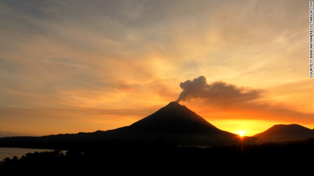 Arenal (Costa Rica), Arenal núi lửa của Costa Rica được biết đến với núi lửa trong lòng và núi lửa phun trào liên tục của nó. Khu vực này được làm đầy với động vật hoang dã như vẹt, khỉ rú và nai.