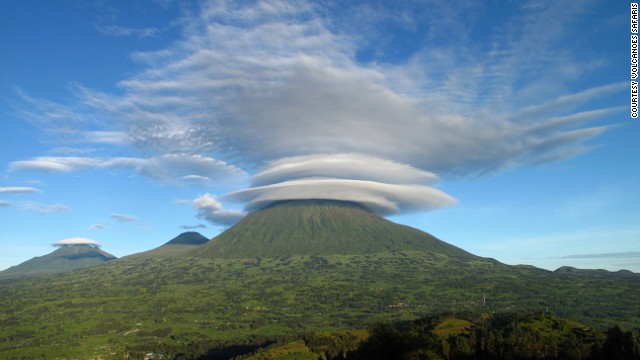 Virunga Mountains (East Africa), Các đám mây bao quanh đỉnh núi tạo thành một hình ảnh thú vị. Nếu bạn đang đi bộ dưới chân ngọn núi ở Đông Phi, Virunga, bạn có thể nắm bắt được hình ảnh ngoạn mục trên