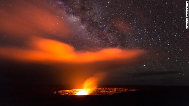 Kilauea (Hawaii). Ở độ cao sừng sững 4.200 feet, Hồ nham thạch được hình thành từ ngọn núi lửa này phản ánh sắc màu của mình vào bầu trời đêm, tạo nên bức tranh vô cùng huyền ảo, đẹp mắt