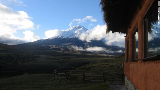 Cotopaxi (Ecuador), Du khách sẽ bị mê hoặc bởi màu xanh băng giá của sông băng Cotopaxi, hoặc ấn tượng với độ cao 19.347 mét của ngọn núi lửa. Nó tạo nên vẻ đẹp tự nhiên cho Ecuador.