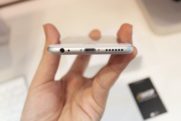 Đuôi máy với loa cùng micro thiết kế giống iPhone 5C. Về thiết kế sản phẩm, những người sử dụng iPhone thế hệ cũ hơn có thể sẽ bất ngờ khi chuyển qua sử dụng iPhone 6. Với màn hình kích thước 4,7 inch, khả năng sử dụng một tay của sản phẩm tỏ ra vô cùng hạn chế.