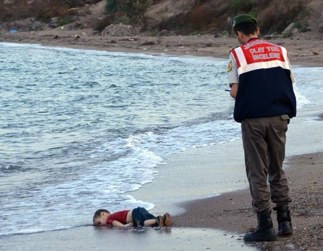 Thi thể Alan Kurdi, bé trai Syria 3 tuổi, dạt vào bờ biển gần khu nghỉ dưỡng Bodrum của Thổ Nhĩ Kỳ, sau khi thuyền chở người tị nạn dạt vào bờ ngày 2/9. Ảnh: AP