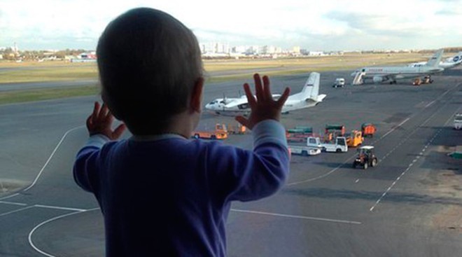 Hình ảnh bé gái Darina Gromova, 10 tháng tuổi, nhìn chăm chú các máy bay đỗ ở phi trường Nga trước khi lên chuyến bay tới Ai Cập trở thành biểu tượng đau lòng trong vụ tai nạn khiến 224 người chết. Ảnh: RT