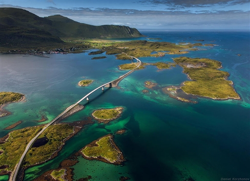 Quần đảo Lofoten ở Na Uy nằm phía bắc trên vòng cực bắc nơi có khi hậu và phong cảnh làm say lòng những ai yêu thiên nhiên