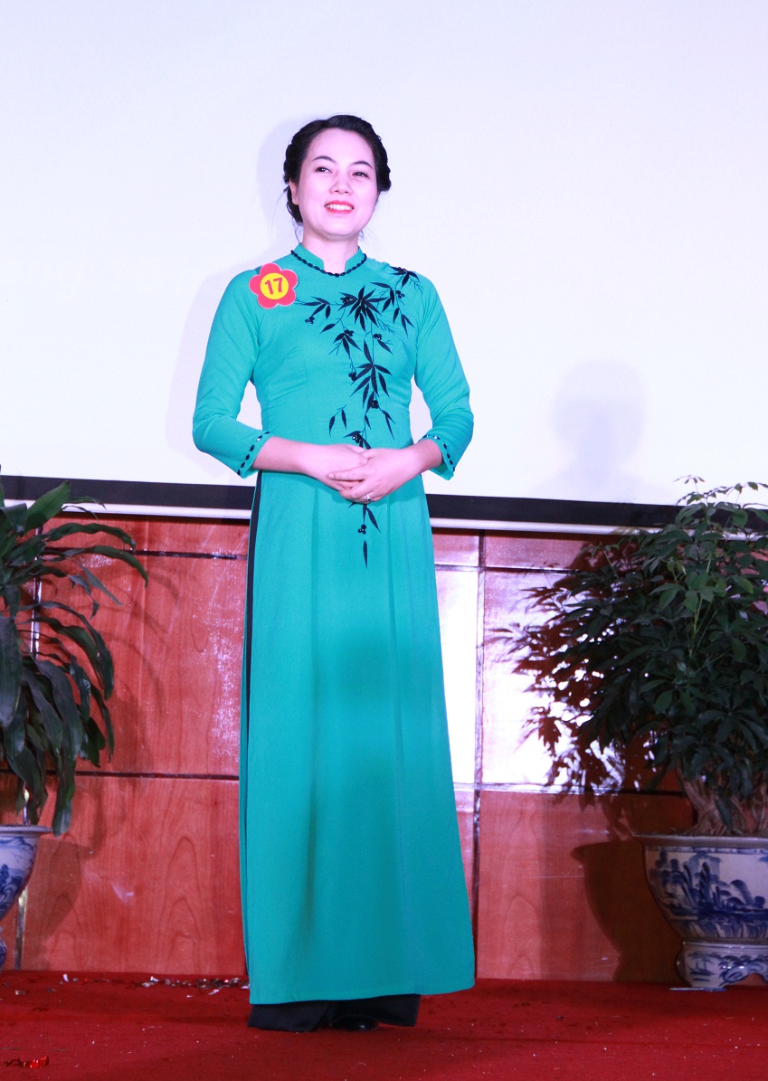 Phần thi trình diễn trang phục của các cán bộ nữ trong Hội thi Cán bộ nữ Tổng cục TĐC duyên dáng, thanh lịch để lại nhiều ấn tượng cho ban tổ chức