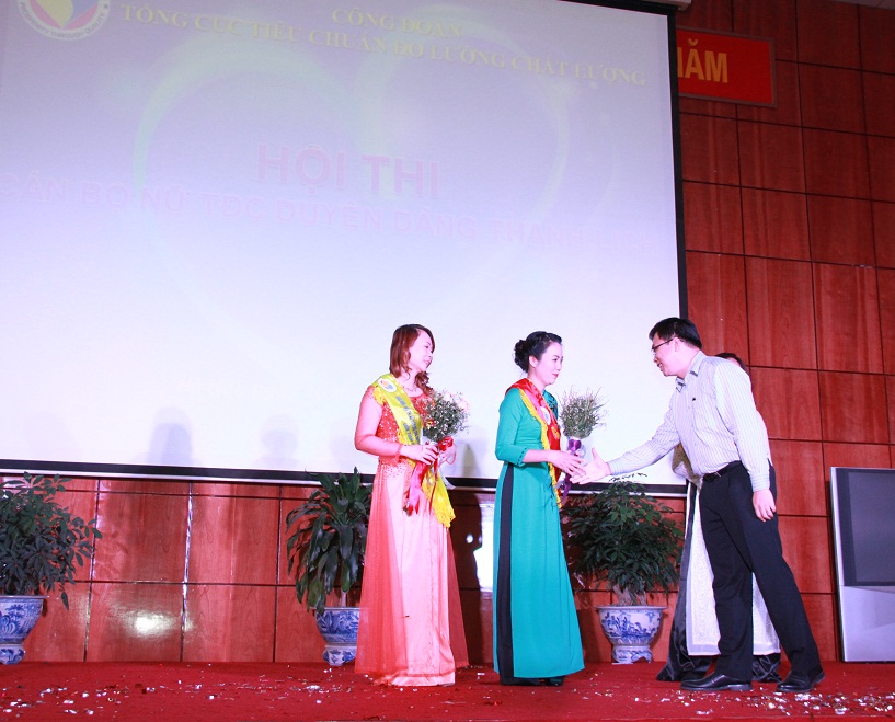 Phó Tổng cục trưởng Tổng cục Tiêu chuẩn Đo lường Chất lượng Nguyễn Nam Hải trao giải thưởng cho các người đẹp trong Hội thi Cán bộ nữ Tổng cục TĐC duyên dáng, thanh lịch