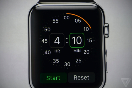 Apple Watch sở hữu màn hình cảm ứng và màn hình sẽ tự động bật sáng khi tay của người dùng chuyển động. Điều này giúp Apple Watch tiết kiệm được năng lượng sử dụng. Đặc biệt, màn hình của Apple Watch sử dụng chất lượng đá saphire, tính năng được trông đợi xuất hiện trên bộ đôi iPhone 6.