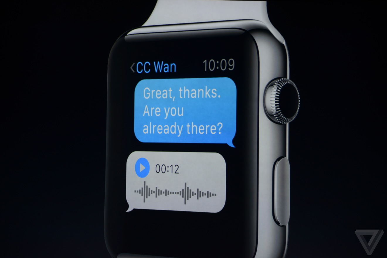 Apple Watch yêu cầu iPhone để có thể hoạt động. Người dùng có thể dễ dàng nhận và trả lời các tin nhắn từ iPhone thông qua chiếc đồng hồ thông minh này bằng giọng nói. Đặc biệt, Apple Watch có thể nhận diện và hiểu nội dung tin nhắn đến để từ đó có thể cho người dùng lựa chọn câu trả lời phù hợp. Chẳng hạn với câu hỏi “Bạn muốn A hay B”, Apple Watch có thể cho phép người dùng chọn “A” hoặc “B” để gửi đi câu trả lời.
