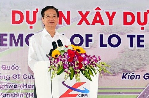 Ủy viên Bộ Chính trị, Thủ tướng Chính phủ Nguyễn Tấn Dũng đến dự và phát lệnh khởi công xây dựng tuyến Lộ Tẻ - Rạch Sỏi.