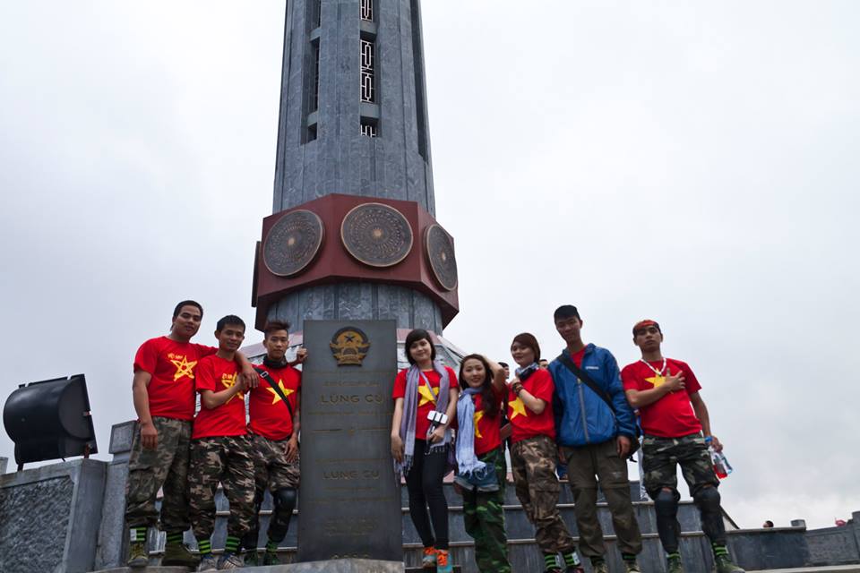 Nhiều bạn trẻ ở khắp nơi trên đất nước tới Hà Giang để chinh phục Cột cờ Lũng Cú - Nơi địa đầu của Tổ quốc