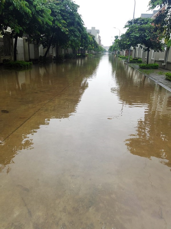 Hà Nội: Nhiều biệt thự vẫn chìm trong biển nước