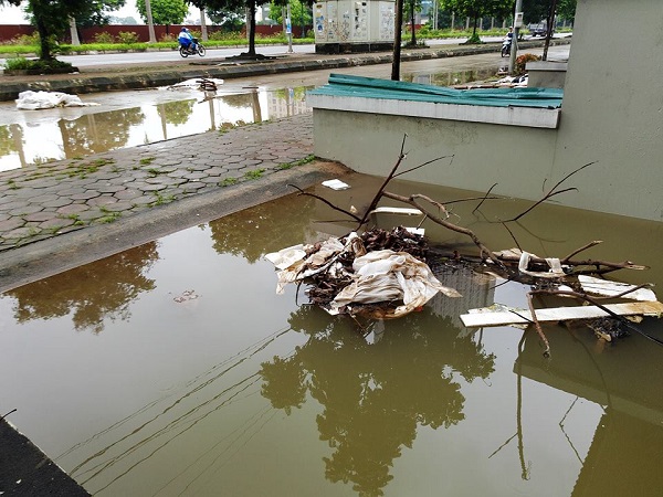 Hà Nội: Nhiều biệt thự vẫn chìm trong biển nước