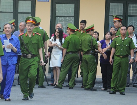 Sau khi phiên tòa kết thúc, bà Đặng Thị Ngọc Lan nhanh chóng chạy ra phía sân sau để đợi nhìn thấy chồng mình