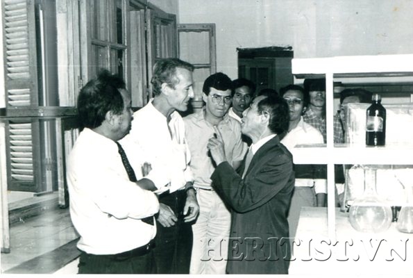 GS Vũ Công Hòe (áo sẫm mầu) trong một buổi làm việc với các đồng nghiệp và                      chuyên gia Pháp tại trường Đại học Y Hà Nội, 1985