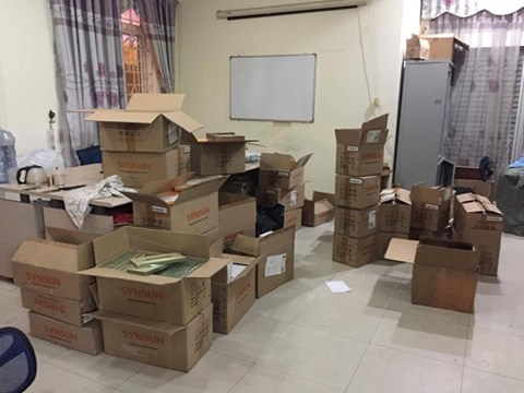 Tạm giữ số lượng lớn mỹ phẩm, thực phẩm chức năng quá hạn sử dụng - ảnh 2