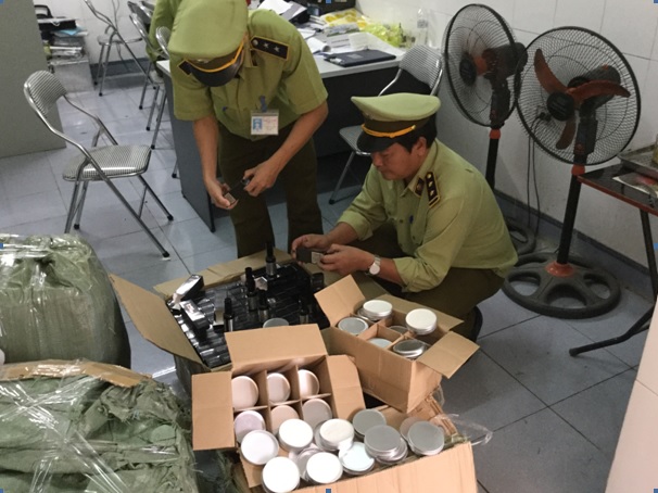 Bắt giữ hơn 500 sản phẩm dưỡng t&oacute;c kh&ocirc;ng r&otilde; nguồn gốc xuất xứ - ảnh 1