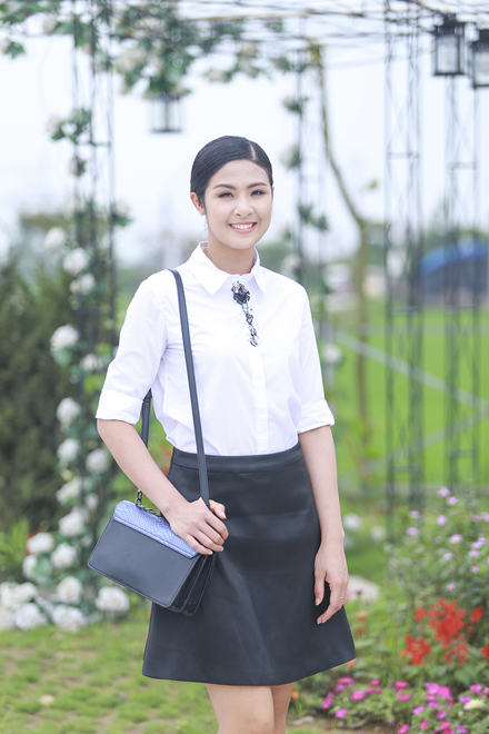 Hoa hậu Ngọc Hân tươi trẻ với style áo sơ mi trắng và chân váy chữ A