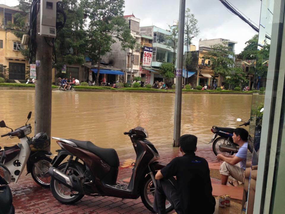 Toàn tỉnh đã có 1.374 nhà phải di dời khỏi khu vực nguy hiểm, ngập lụt; 61 nhà có nguy cơ sạt lở đất và 76 nhà bị sạt lở, hư hỏng.  Ảnh Facebook Yên Bái 24H