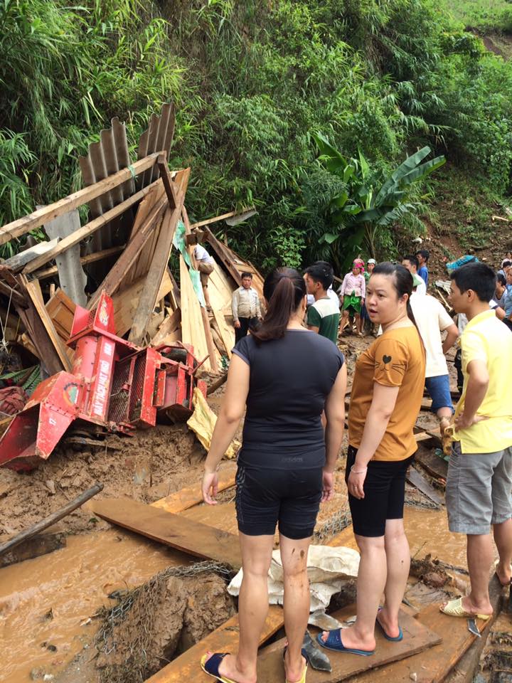 Một căn nhà bị thiệt hại do bão tại huyện Trạm Tấu. Ảnh Facebook Duy Phung