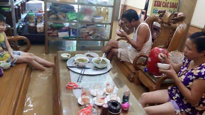 Một gia đình ở Yên Bái dùng bữa cơm trong khi nuớc vẫn chưa rút. Ảnh Facebook Nguyễn Kiều Trang
