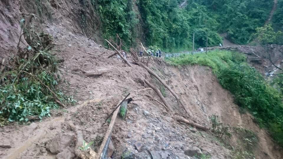 Nhiều khu vực ở Huyện Trạm Tấu Yên Bái bị sạt lở, giao thông tắc nghẽn. Tính đến 18h chiều 20/8, mưa lũ khiến 2 người chết, 1 người bị thương do sạt lở đất tại xã Làng Nhì huyện Trạm Tấu. Ảnh Facebook Duy Phung