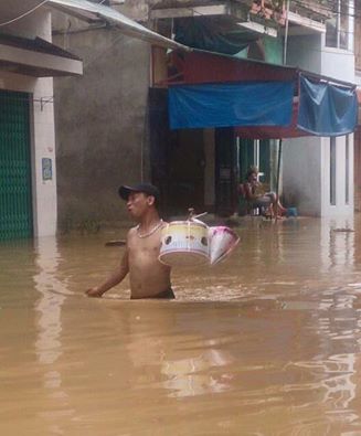 Sau cơn mưa lớn kéo dài suốt từ chiều và cả đêm trước, sáng 20-8, nhiều tuyến phố trong khu vực thành phố Yên Bái như: Hợp Minh, Yên Ninh, Hồng Hà... bị ngập úng nặng. Hơn 100 hộ dân trong những khu phố này bị ảnh hưởng do ngập lụt. Ảnh Facebook Trịnh Đăng Tuấn