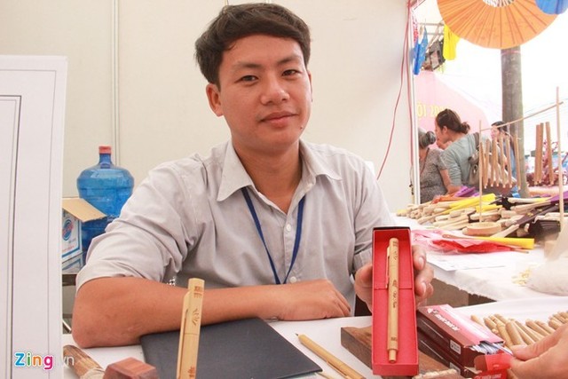 Gắn bó với cành tre dùng làm bút để đi học vì quá nghèo, anh Nguyễn Duy Thắng (Sơn Đồng, Hoài Đức, Hà Nội) đã sáng tạo ra chiếc vỏ bút được làm hoàn toàn từ những cành tre vứt đi. Với 3.000 - 5.000 đồng tiền nguyên liệu, giá mỗi chiếc vỏ bút này được bán ra từ 20.000 – 50.000 đồng. Ảnh: Ngọc Lan. Gắn bó với cành tre dùng làm bút để đi học vì quá nghèo, anh Nguyễn Duy Thắng (Sơn Đồng, Hoài Đức, Hà Nội) đã sáng tạo ra chiếc vỏ bút được làm hoàn toàn từ những cành tre vứt đi. Với 3.000 - 5.000 đồng tiền nguyên liệu, giá mỗi chiếc vỏ bút này được bán ra từ 20.000 – 50.000 đồng. Ảnh: Ngọc Lan.