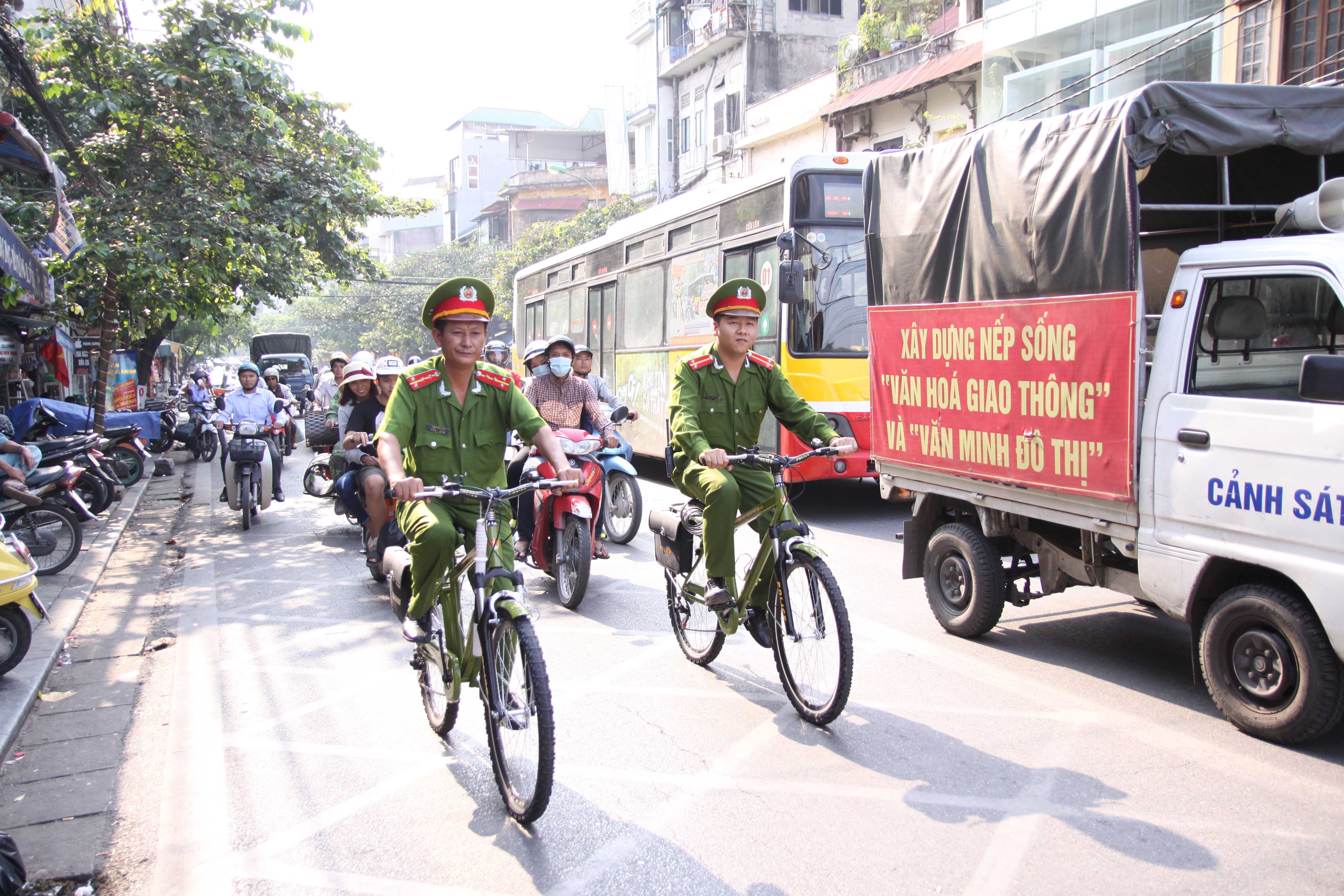 Hình ảnh các chiến sĩ công an đạp xe đạp tuần tra đang dần trở nên gần gũi với nhân dân
