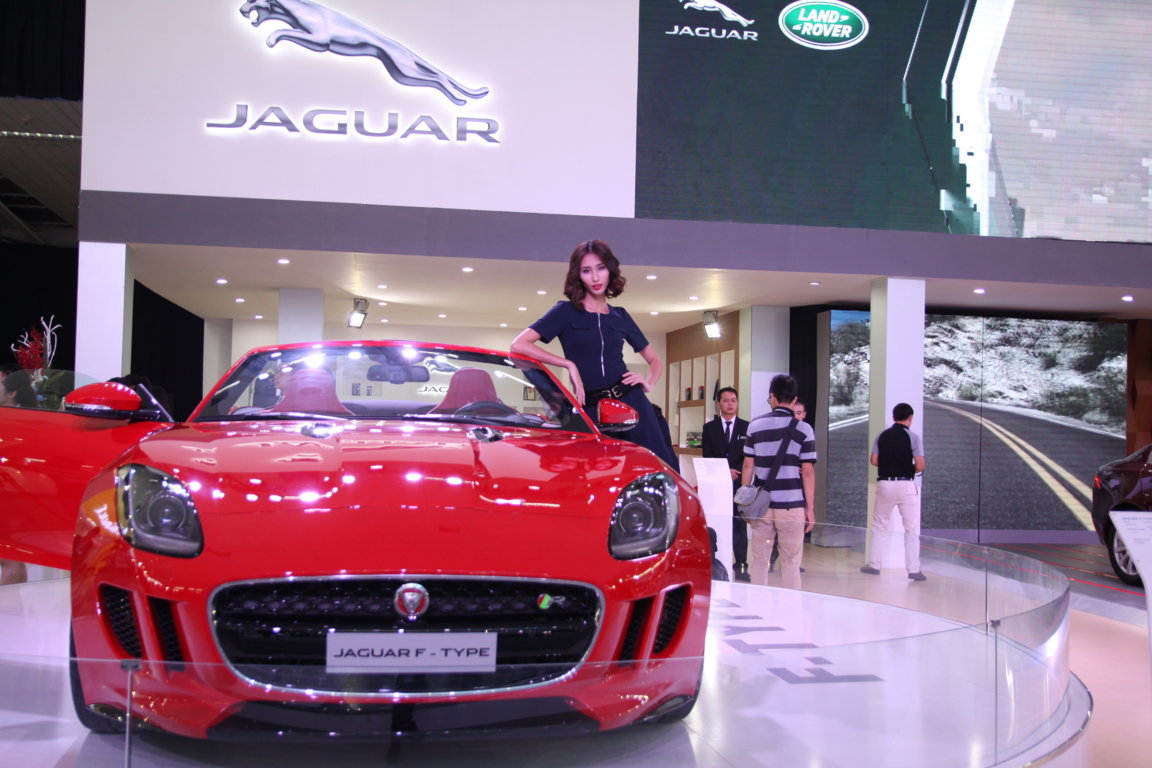 Mẫu F-Type R của hãng Jaguar được trưng bày ở vị trí trang trọng