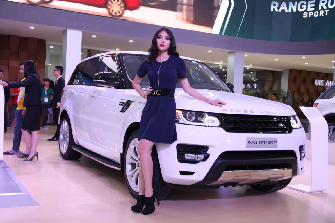 Nằm chung gian hàng với Jaguar là thương hiệu Land Rover. Hãng này mang đến triển lãm mẫu Range Rover New Discovery Sport.