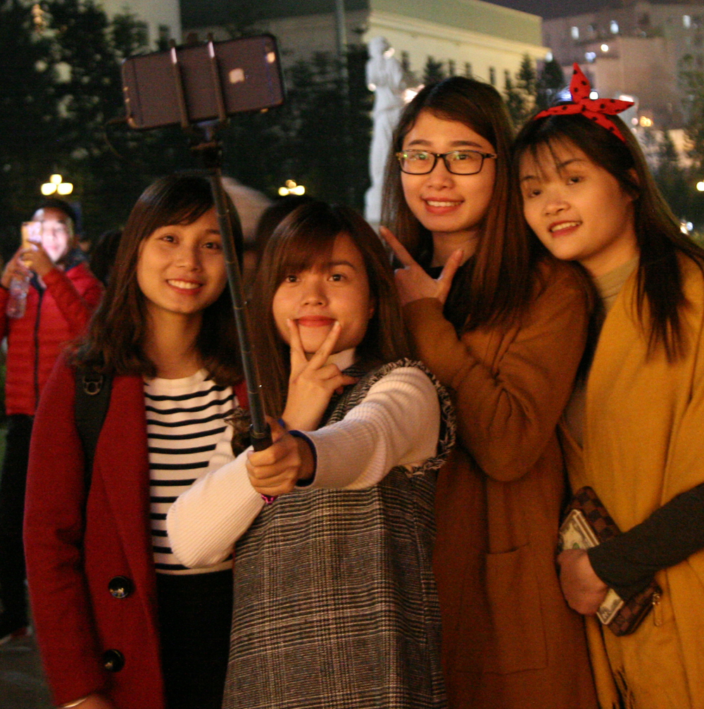 Giới trẻ Hà Thành thích thú đón Giáng sinh sớm