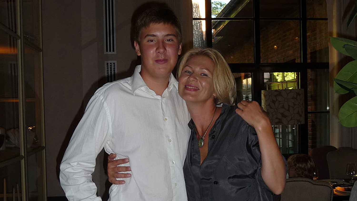 Hình chụp của con trai tỷ phú Nga cùng mẹ. Ảnh: The sun