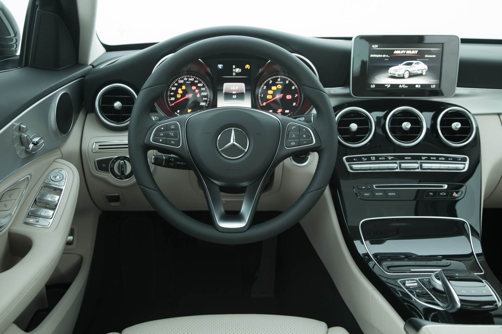 Nội thất của Mercedes-Benz C200 đã có một bước tiến lớn và gần bắt kịp các mẫu xe 'đàn anh'