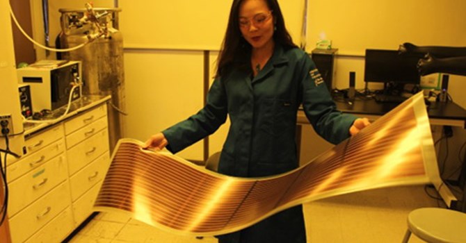 Pin năng lượng mặt trời làm từ chất nhựa dẫn điện Nghiên cứu trong phòng thí nghiệm của giáo sư Nguyễn Thục Quyên