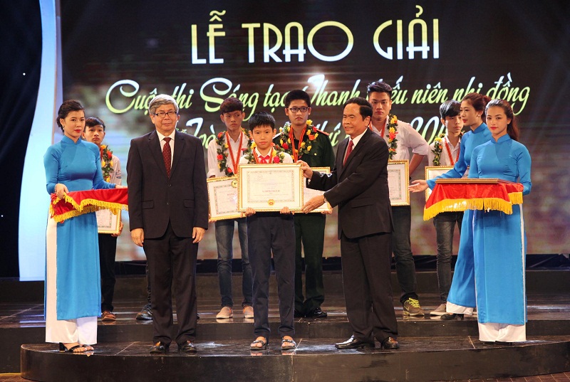 GS. Đặng Vũ Minh và Ông Trần Thanh Mẫn - Phó chủ tịch UBTƯMTTQVN trao giải nhất cuộc thi sáng tạo thanh thiếu niên nhi đồng toàn quốc lần thứ 11