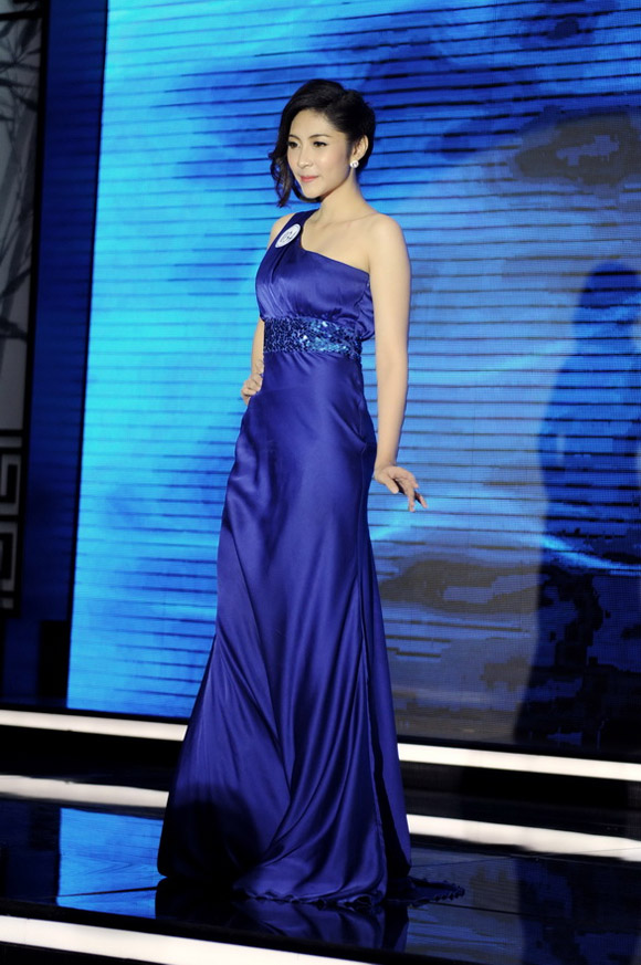 Vượt qua 28 thí sinh, người đẹp đã đoạt vương miện trị giá 1,6 tỉ đồng, đăng quang Hoa hậu trong mùa giải đầu tiên.