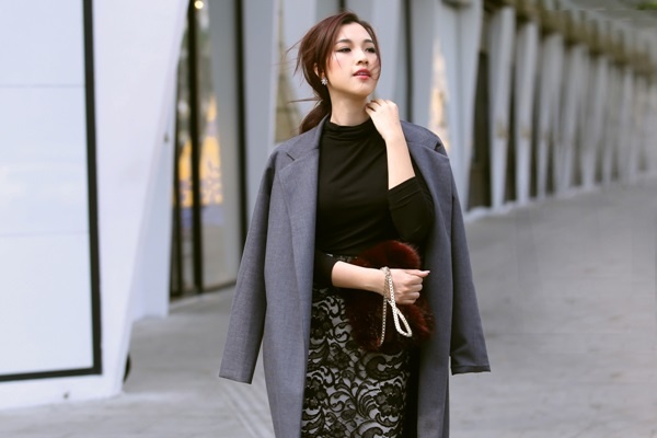 Á hậu phối áo khoác dáng dài, áo cổ lọ cùng chân váy ren họa tiết hoa 3D sang trọng tạo nên một set đồ monochrome thời thượng. Á hậu phối áo khoác dáng dài, áo cổ lọ cùng chân váy ren họa tiết hoa 3D sang trọng tạo nên một set đồ monochrome thời thượng.