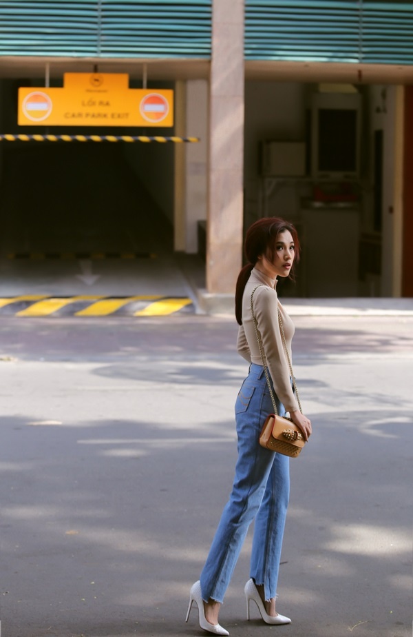 Hoàng Oanh hóa thành một cô thanh lịch với thiết kế quần jeans dáng suông, áo màu nâu camel. Hoàng Oanh hóa thành một cô thanh lịch với thiết kế quần jeans dáng suông, áo màu nâu camel.