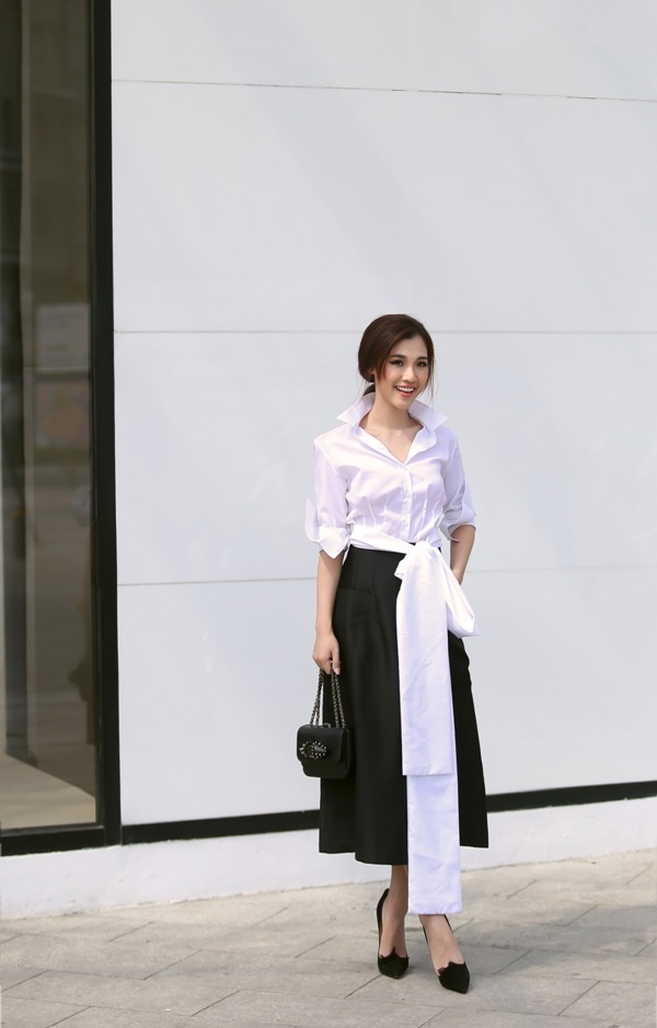 Chân váy lửng xòe màu đen là phụ kiện theo phong cách tối giản và luôn nằm trong danh sách item-phải-có của một quý cô thời trang. Chân váy lửng xòe màu đen là phụ kiện theo phong cách tối giản và luôn nằm trong danh sách item-phải-có của một quý cô thời trang.