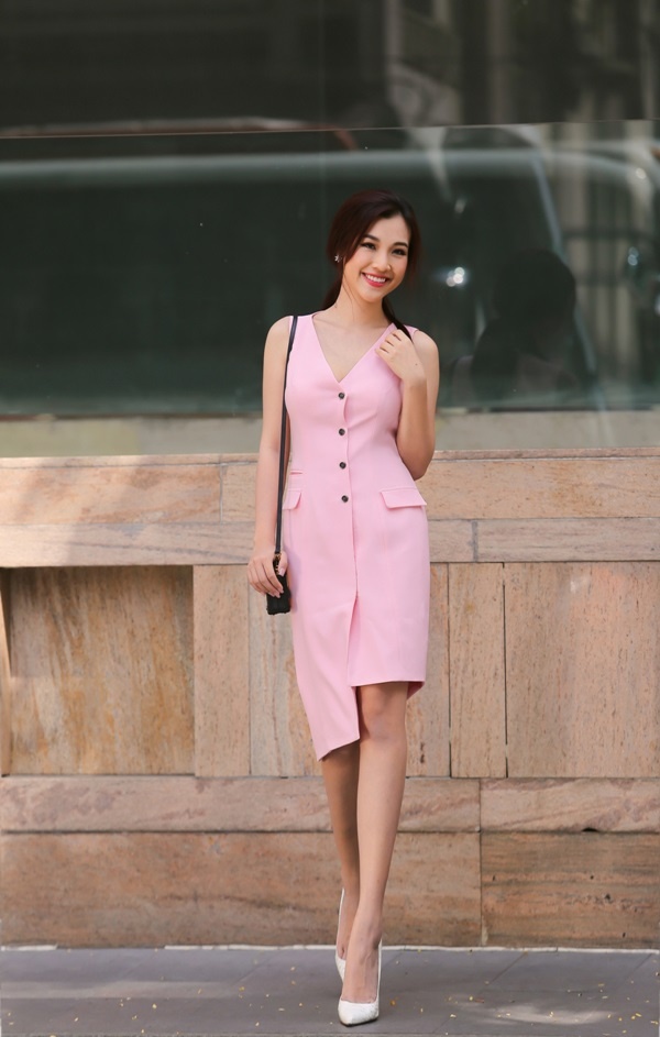 Với nụ cười tỏa nắng và gương mặt trang điểm tông nude, Hoàng Oanh toát lên vẻ yểu điệu