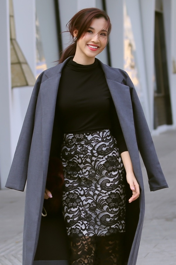 Hoàng Oanh đã thông minh lựa chọn những thiết kế thịnh hành và tôn dáng, giúp cô nổi bật và cuốn hút giữa đường phố, không thua kém những set đồ sặc sỡ khác. Hoàng Oanh đã thông minh lựa chọn những thiết kế thịnh hành và tôn dáng, giúp cô nổi bật và cuốn hút giữa đường phố, không thua kém những set đồ sặc sỡ khác.