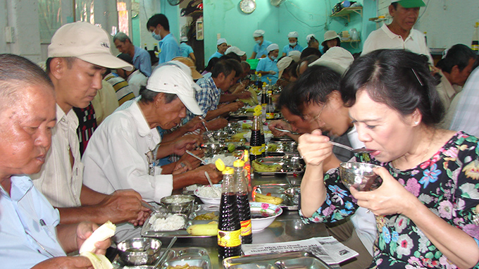 Phu nhân chủ tịch nước Trương Tấn Sang - bà Mai Thị Hạnh đến ủng hộ một quán cơm cho người nghèo