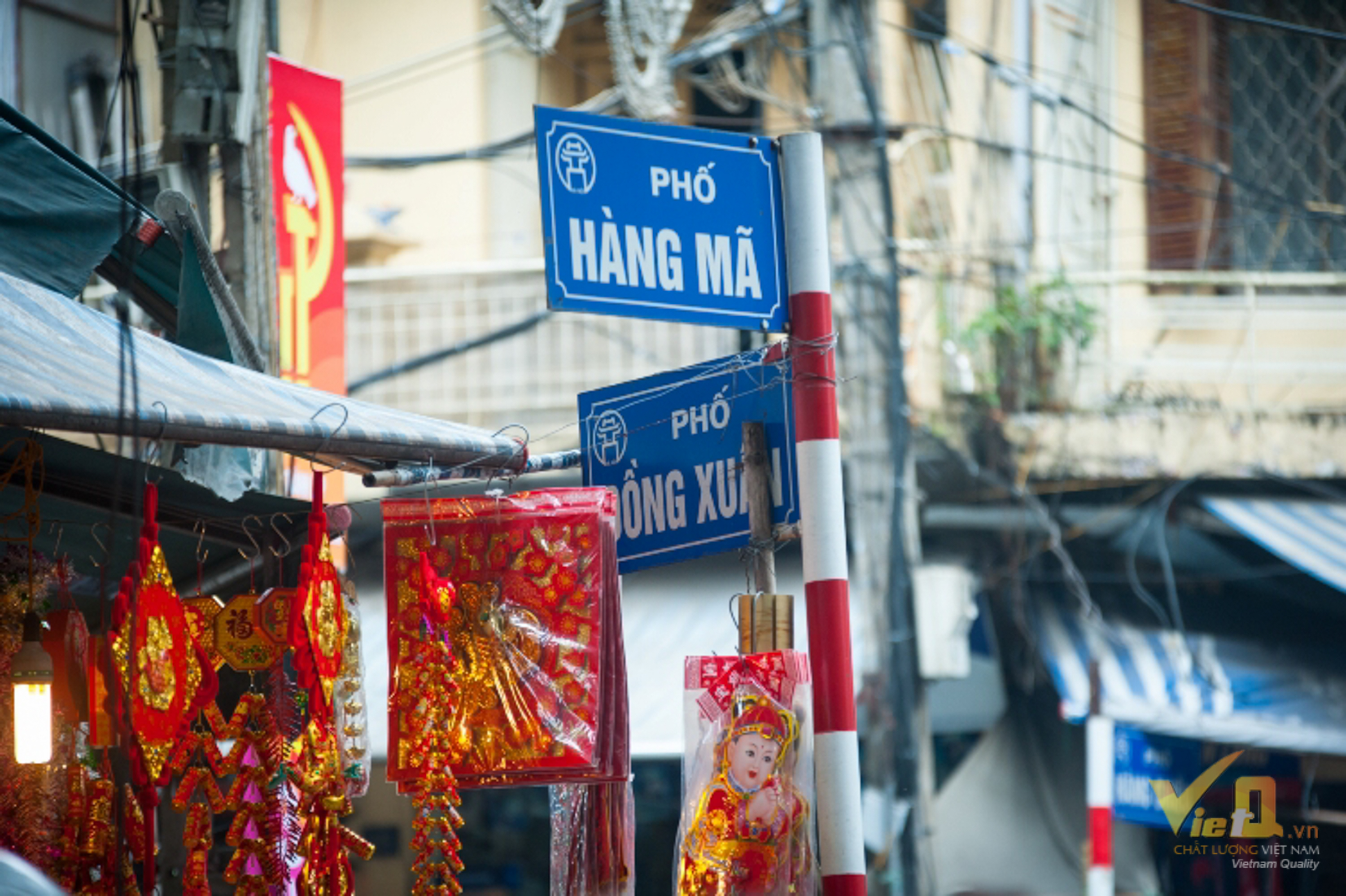 Trong 36 phố phường, Hàng Mã là một trong những con phố mầu sắc rực rỡ nhất Hà Nội