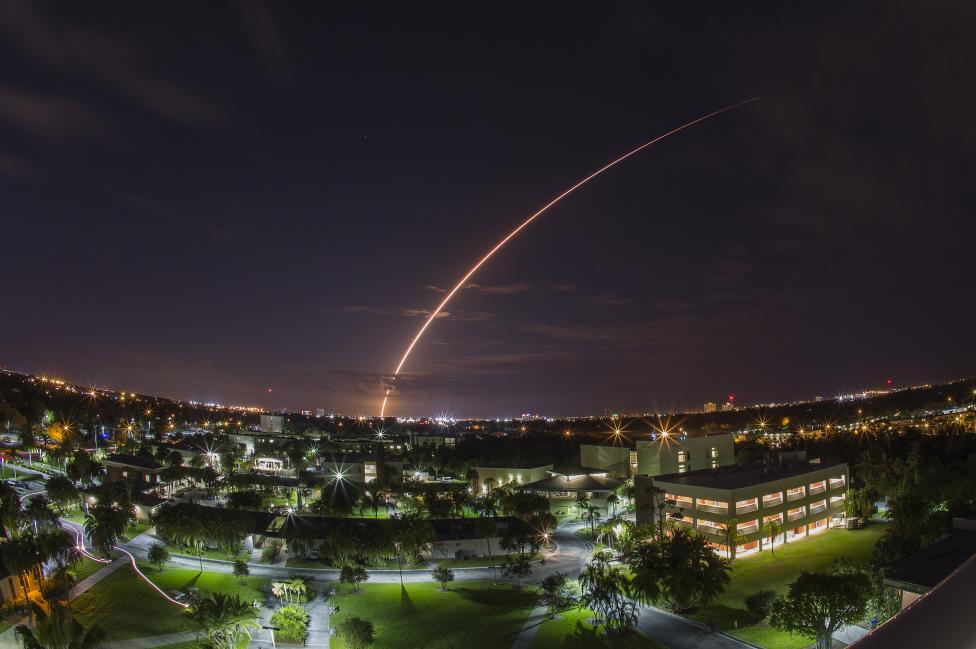 Cơ quan địa lí Hoa Kì đã tiến hành vụ phóng  tên lửa  V551 tại Trạm phòng không  ở Florida vào ngày 20 tháng 1, năm 2015. Các tên lửa không người lái phóng lên một vệ tinh viễn thông thế hệ mới được thiết kế để cung cấp các dịch vụ thoại di động. Ảnh chụp bằng cách sử dụng việc tiếp xúc lâu dài, nhìn qua khuôn viên của Viện công nghệ Florida ở Melbourne, khoảng 40 dặm từ bệ phóng. REUTERS / Michael Brown