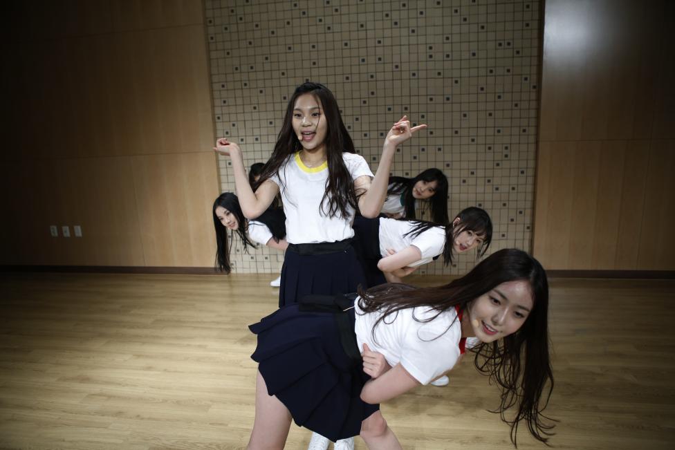Thành viên của nhóm nhạc nữ Hàn Quốc Gfriend diễn tập ở Seoul ngày 23 tháng 12, năm 2014. Hàng ngàn trẻ em Hàn Quốc mơ ước được nổi tiếng như rapper Psy,  với bài nhảy ‘Gangnam Style’ được công chiếu rộng rãi trên YouTube .Một cuộc khảo sát gần đây về tuổi vị thành niên  cho thấy rằng 21 phần trăm số người được hỏi muốn trở thành ngôi sao  K-pop sau  khi chúng lớn lên. REUTERS / Kim Hong-Ji
