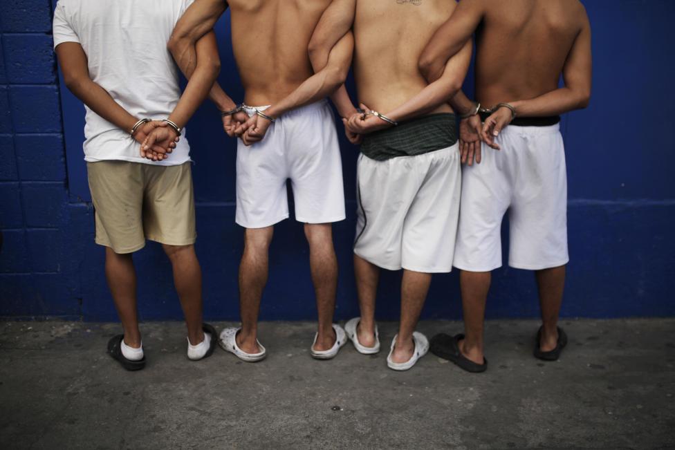 Thành viên của các băng đảng đường phố thứ 18 bị xuất hiện trên các phương tiện truyền thông sau khi bị bắt, nhằm  đe dọa cư dân của chung cư San Valentin, sau một cuộc đột kích ở thị trấn Mejicanos, ở ngoại ô San Salvador, El Salvador, ngày 21 tháng 1, năm 2015. Khoảng 38 gia đình rời bỏ nhà cửa sau khi bốn thành viên của nhóm này đã bị bắt giữ trong các khu chung cư. REUTERS / Jose Cabezas